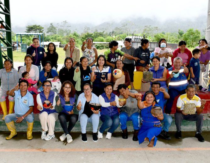 CAPACITACIÓN DE ELABORACIÓN DE ARTESANÍAS SHUAR EN SHAKAY