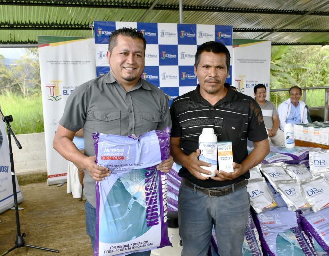 ALCALDÍA IMPULSA LA GANADERÍA CON ENTREGA INSUMOS