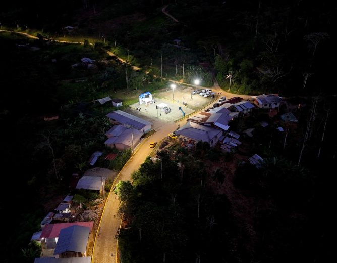 SANTA ROSA BRILLA CON LUZ PROPIA