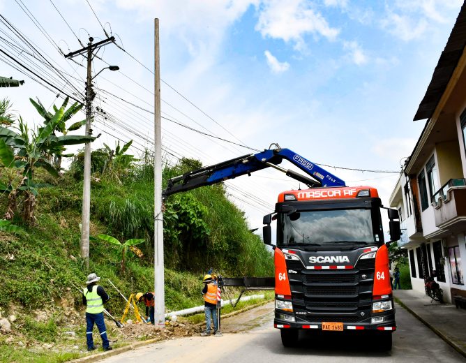 ALUMBRADO PÚBLICO LLEGA A VÍAS PERÍFERICAS DEL BARRIO CHUCHUMBLETZA