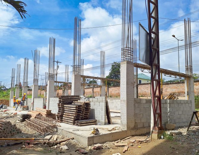 ALCALDÍA Y PREFECTURA CONSTRUYEN AULAS EN SAN ROQUE