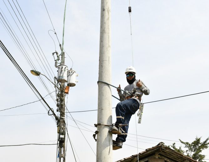 EN CHUCHUMBLETZA 50% DE AVANCE EN PROYECTO DE ALUMBRADO