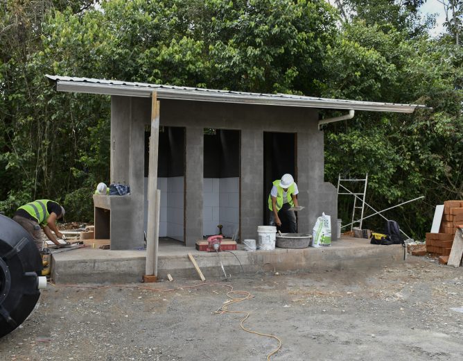 ALCALDÍA DE EL PANGUI AVANZA EN LA CONSTRUCCIÓN DE NUEVAS BATERÍAS SANITARIAS EN SANTA CRUZ Y LOS HACHALES